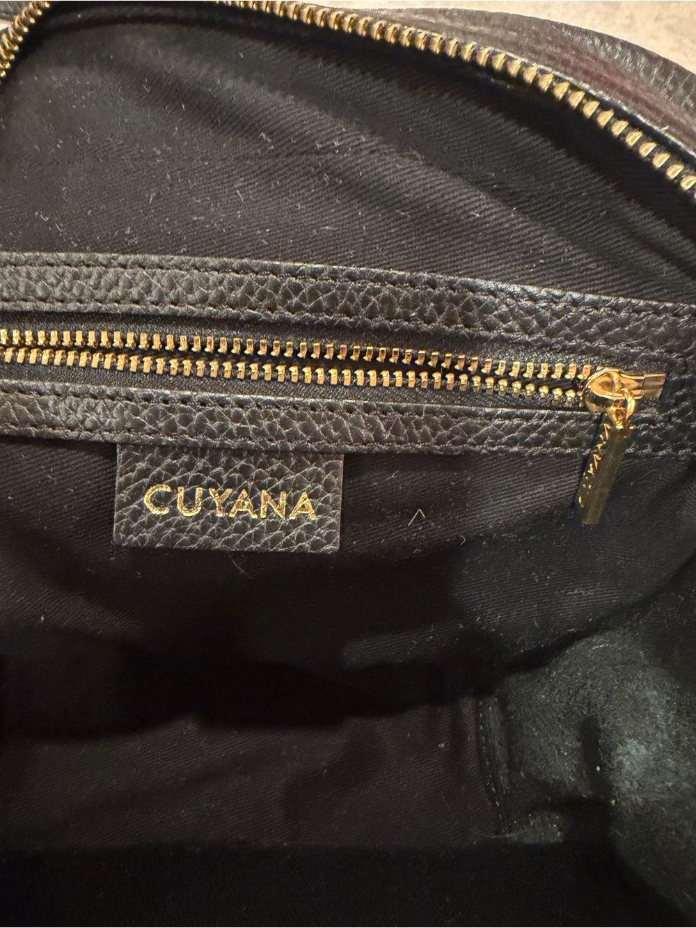 Cuyana Black Pebbled Leather Camera Bag Single Zip Tassel Crossbody Purse EUC - Picture 2 of 4